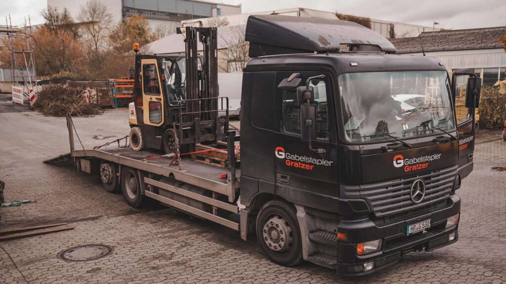 Lkw mit gabelstapler