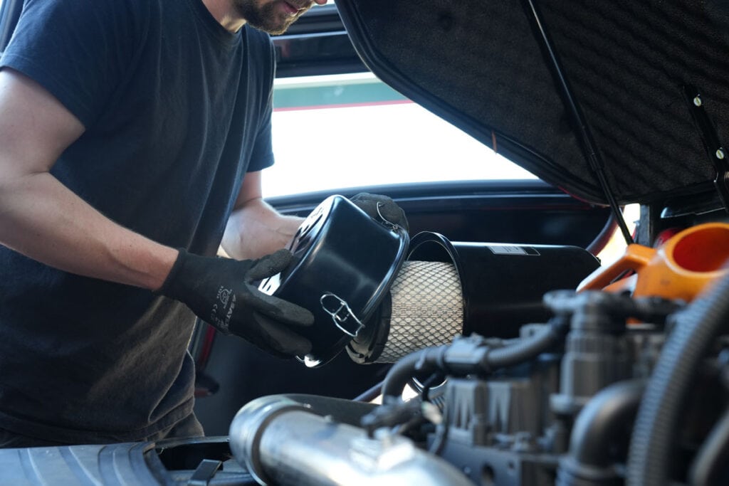 Reparatur im Motorraum eines Autos